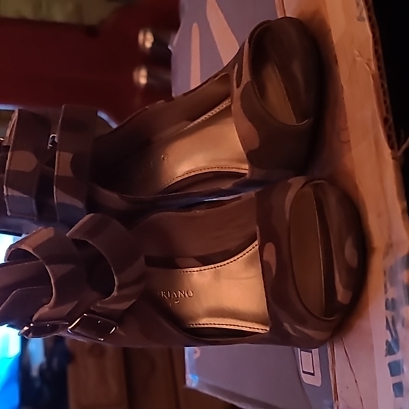 Women's camouflage heels with straps. Worn once in the house. - Picture 2 of 3